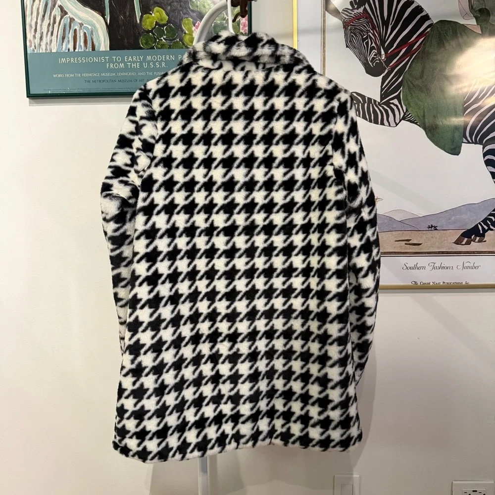 CoffeeShop Faux Fur Walker Coat in Black and White Houndstooth Plaid - Picture 4 of 7